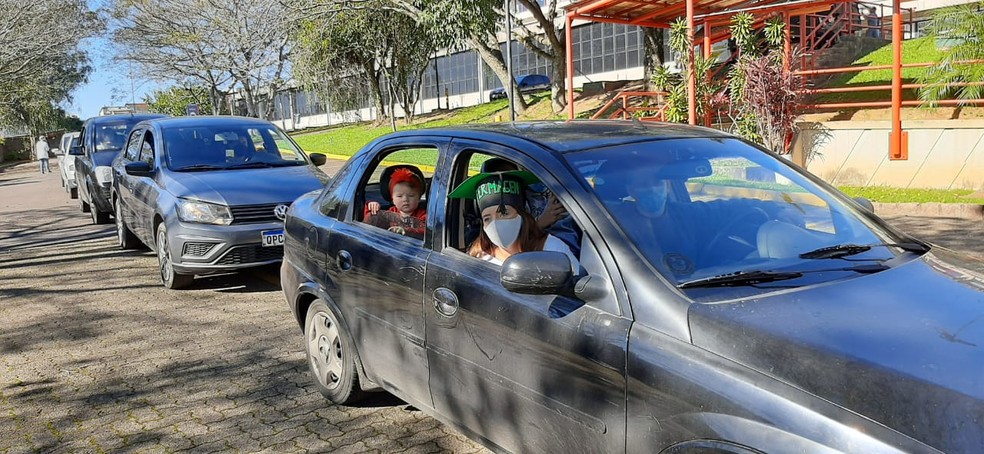Devido a pandemia, alunos recebem diploma de graduação em cerimônia drive-in