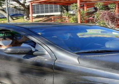 Devido a pandemia, alunos recebem diploma de graduação em cerimônia drive-in