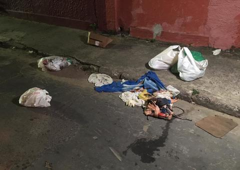 Sem temer, grupo criminoso descarta corpo de homem no meio da rua em Manaus