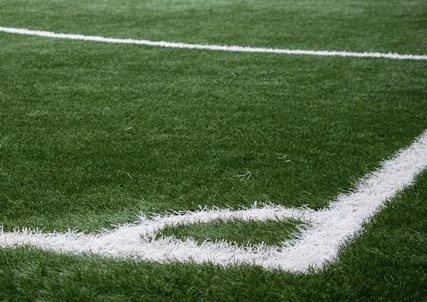 Corpo de morador de rua é encontrado em campo de futebol