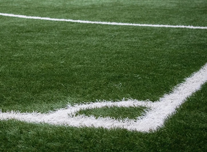 Corpo de morador de rua é encontrado em campo de futebol