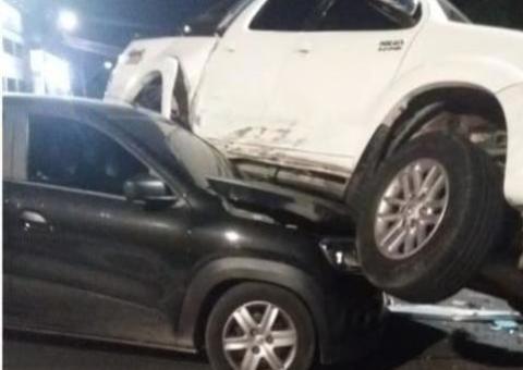 Carro fica 'montado' sobre outro durante acidente em avenida de Manaus