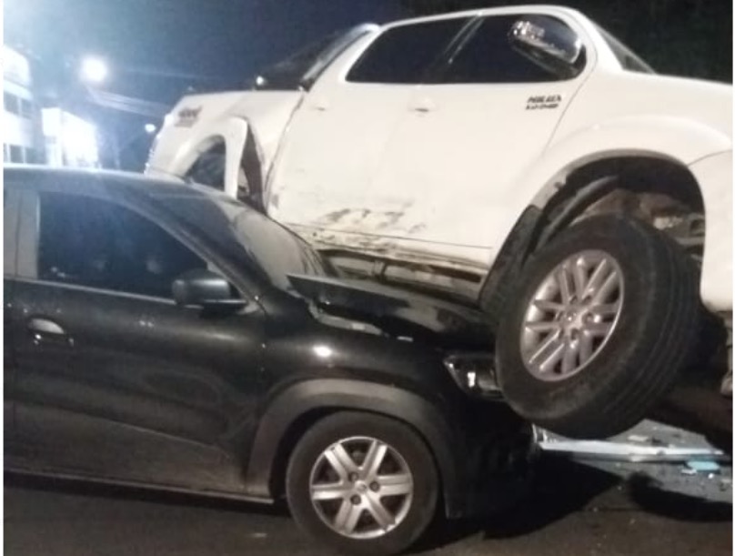 Carro fica 'montado' sobre outro durante acidente em avenida de Manaus