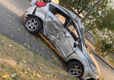 Poste desaba e carros ficam destruídos após colisão em avenida de Manaus