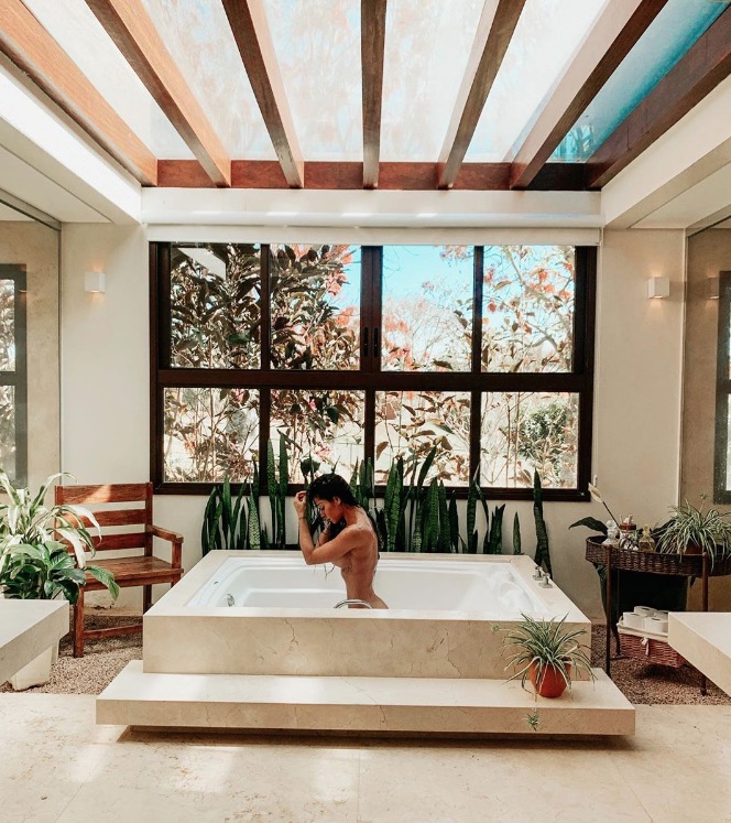 Mayra Cardi posa completamente nua em banheira luxuosa gigante: 'vida nova'