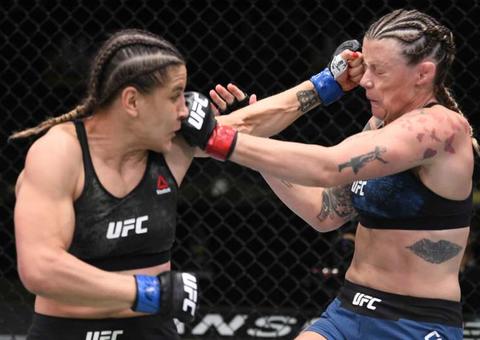 Brasileira Jennifer Maia derrota escocesa e vai disputar cinturão na próxima edição do UFC