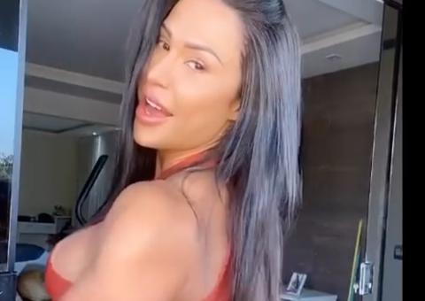 Gracyanne Barbosa treme bumbum 'polpudo' em vídeo 