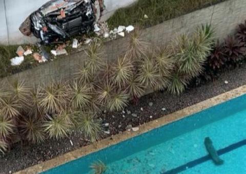 Motorista 'vara' muro do Roma e quase cai na piscina de condomínio em Manaus