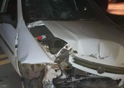 Criança de 5 anos é arremessada durante acidente após irmão de 15 bater carro 