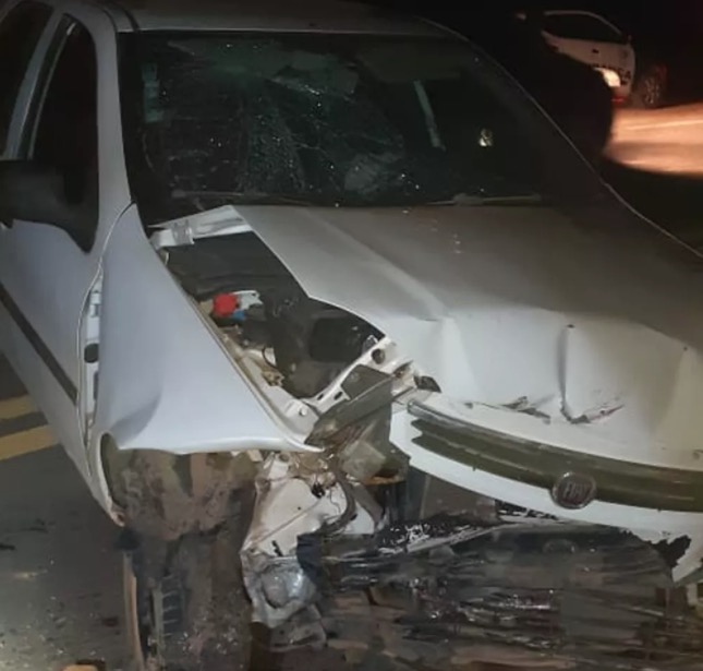 Criança de 5 anos é arremessada durante acidente após irmão de 15 bater carro 