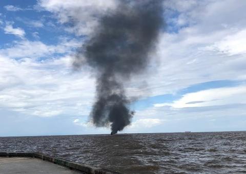 Lancha pega fogo no Rio Amazonas e deixa feridos