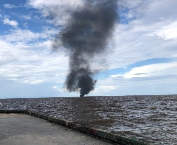 Lancha pega fogo no Rio Amazonas e deixa feridos