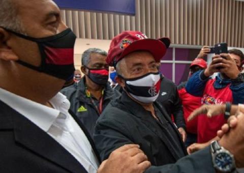 Domènec Torrent chega ao Brasil e é recebido com festa por torcedores do Flamengo