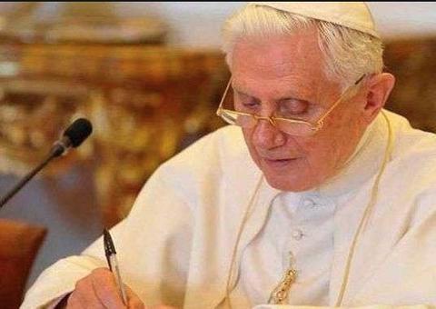 Bento XVI está em situação extremamente frágil, diz imprensa 