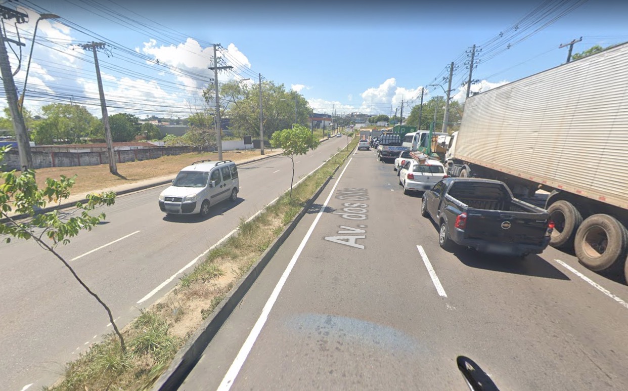 Homem capota carro a caminho de entrevista de emprego em Manaus 