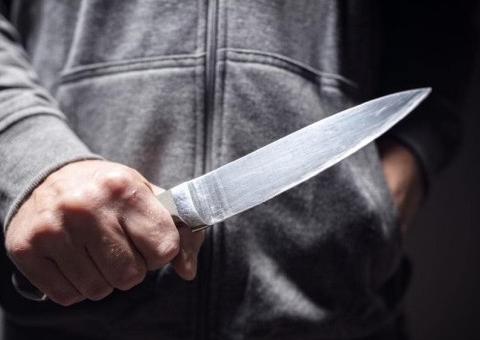 Homem é preso após matar namorado da ex com facada pelas costas