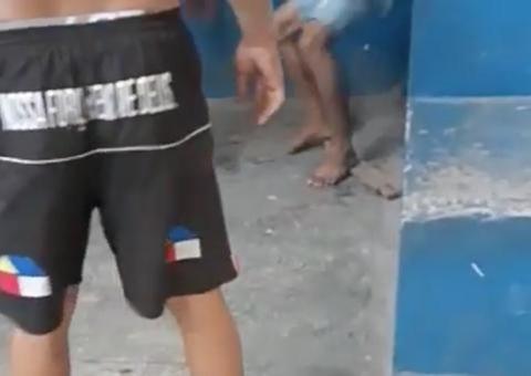 Com pedaços de madeira, populares dão surra em homem em Manaus; veja vídeo