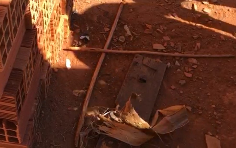 Pedaço de madeira usado para torturar menino Danilo é encontrado em obra de igreja