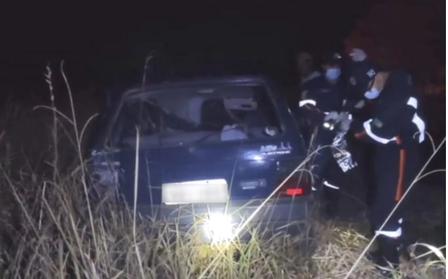 Homem mata a mulher a facadas, fere dois filhos e morre ao bater o carro 