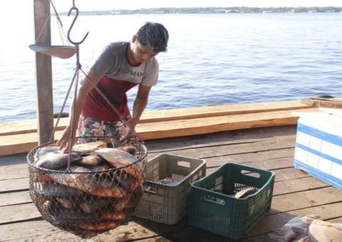 Pescadores de Tefé são orientados sobre como acessar Crédito Rural 