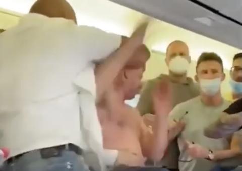 Dupla é flagrada sem máscara dentro de avião e confusão termina em pancadaria; Veja vídeo