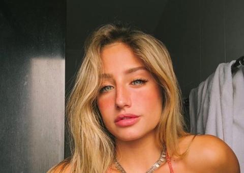 Bruna Griphao dá puxadinha no biquíni e ostenta barriga trincada em dia de piscina