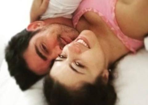 Mulher de Marcelo Adnet exibe barriguinha de grávida e humorista reage