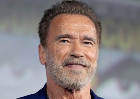 Arnold Schwarzenegger posa com os filhos e a ex-mulher em clique raro