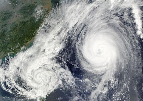 Com ventos de até 140km/h, furacão Isaías atinge Carolina do Norte, nos Estados Unidos