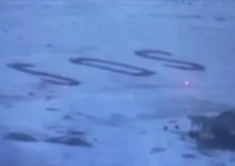 Grupo é resgatado de ilha do Pacífico após escrever 'SOS' gigante na areia