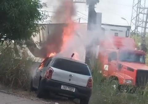 Carro em chamas em avenida de Manaus assusta motoristas