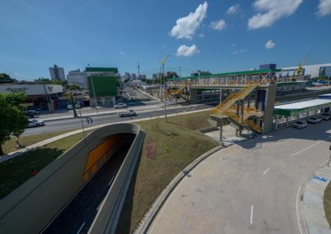 Trecho do complexo viário da Constantino Nery é interditado após incidentes com caminhões