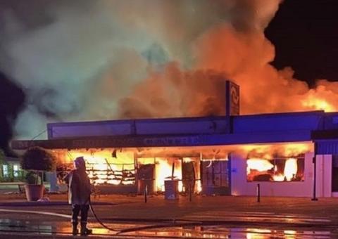 Homem põe fogo em próprio supermercado para 'exterminar' Coronavírus