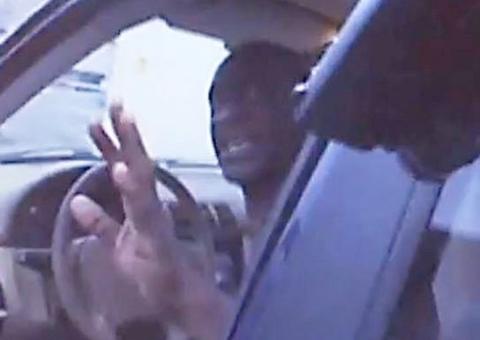 Novos vídeos mostram George Floyd implorando para policial não atirar