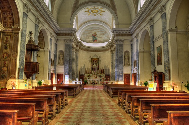 Casos de Covid-19 aumentaram entre padres após reabertura de igrejas