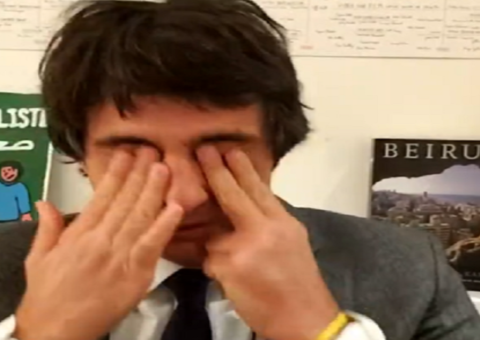 Jornalista da Globo se emociona durante programa ao falar de explosão em Beirute