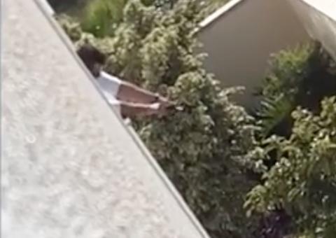 Homem é preso após ser flagrado atirando da janela de apartamento 