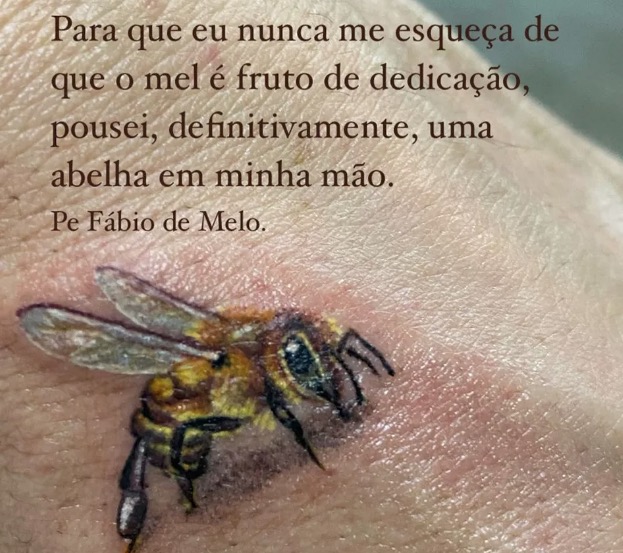 Padre Fábio de Melo choca ao mostrar tatuagem feita para mãe