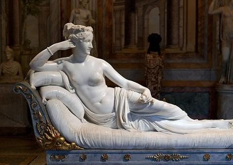 Homem deita com estátua de irmã de Napoleão Bonaparte e quebra dedos