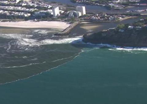 Mancha negra invade águas da praia da Barra da Tijuca e material encontrado impressiona