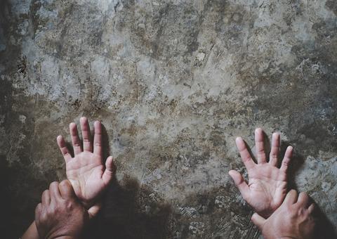 Filho flagra pai estuprando o próprio neto de 3 anos