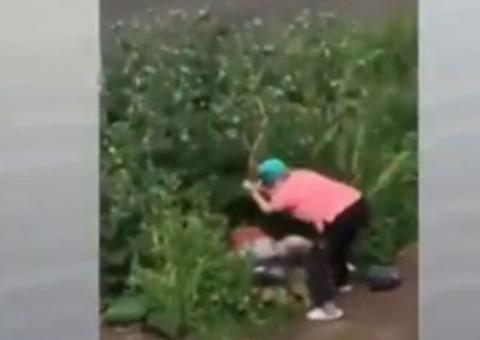 Idosa espanca casal que fazia sexo no meio da rua; veja vídeo