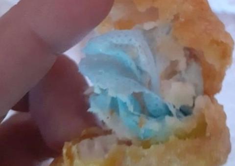 Criança quase morre engasgada ao comer nuggets com máscara dentro