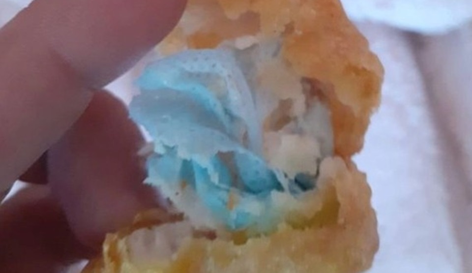Criança quase morre engasgada ao comer nuggets com máscara dentro
