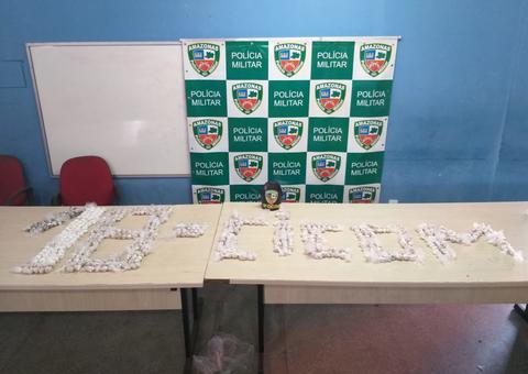 Após ser preso, homem entrega namorada com 7 mil trouxinhas em Manaus