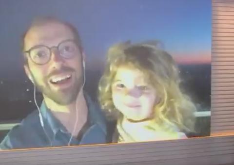 Filha de repórter da Globo ‘invade’ jornal e pede foto