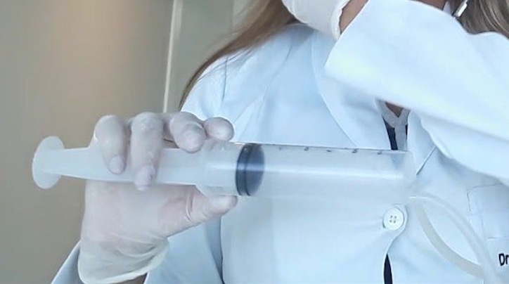 Tratamento de ozônio via anal para Covid é barrado por Ministério da Saúde