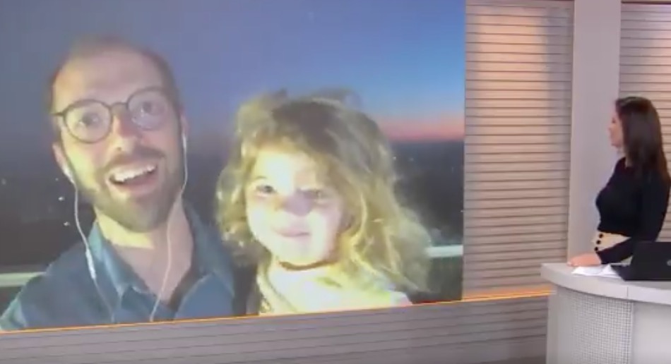 Filha de repórter da Globo ‘invade’ jornal e pede foto