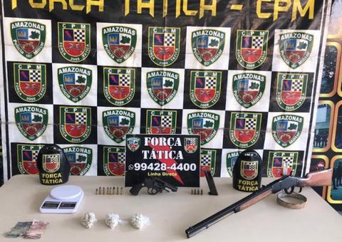 Dupla é presa ao ser flagrada com rifle e drogas no centro de Manaus
