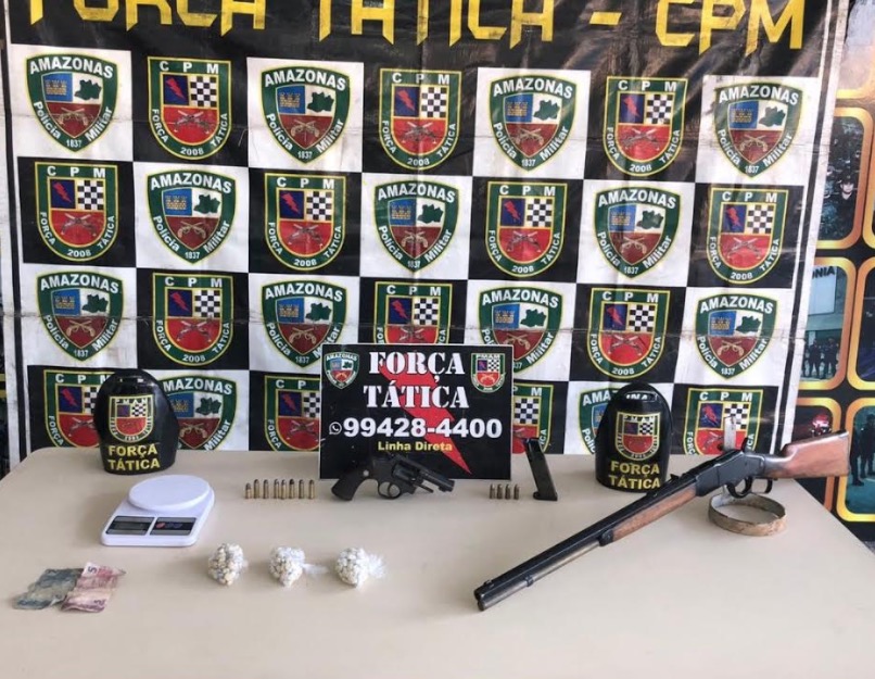 Dupla é presa ao ser flagrada com rifle e drogas no centro de Manaus